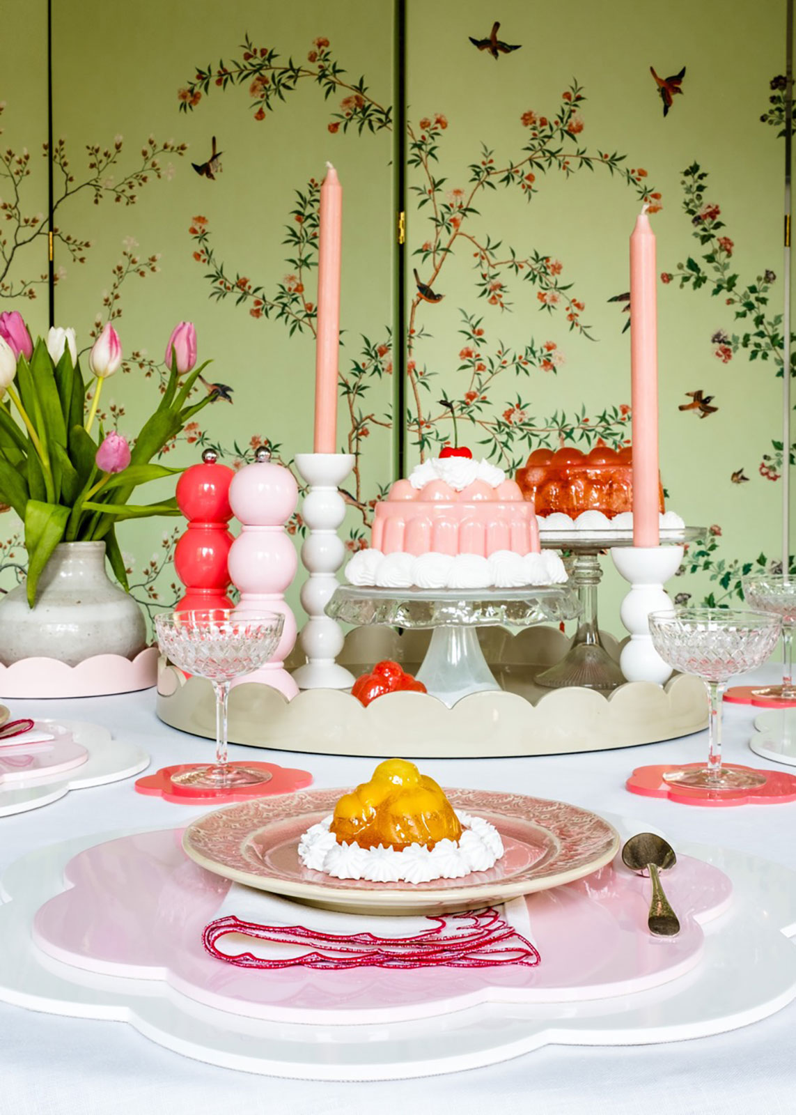 Ein Tisch ist in Pastellfarben eingedeckt für Torte und Kuchen. Im Hintergrund stehen zwei bunte Bobbin Salz- und Pfeffermühlen von Addison Ross in passenden Farben.