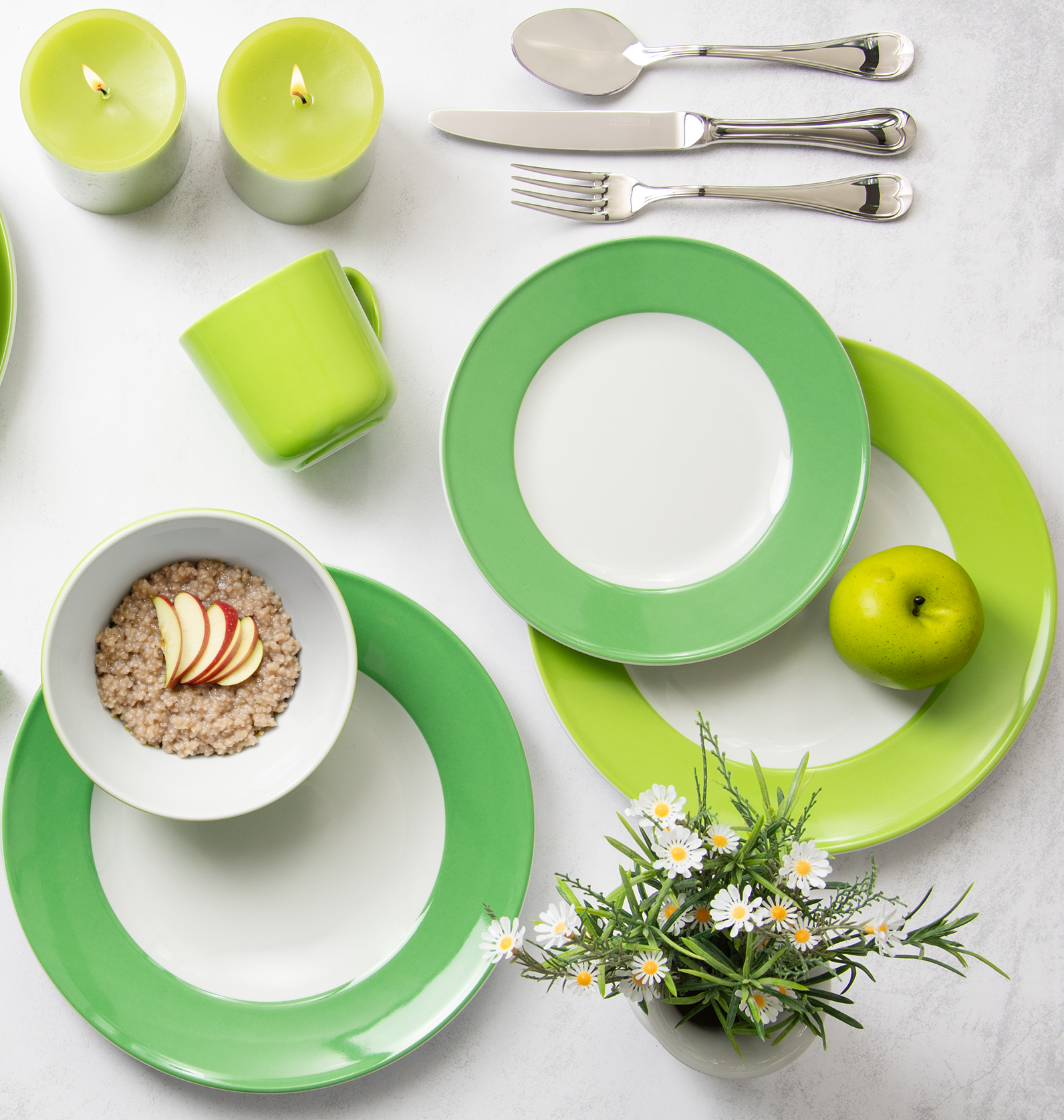 Verschiedene Teller, Tassen und weitere Tischaccessoires der Dibbern Solid Color Serie.