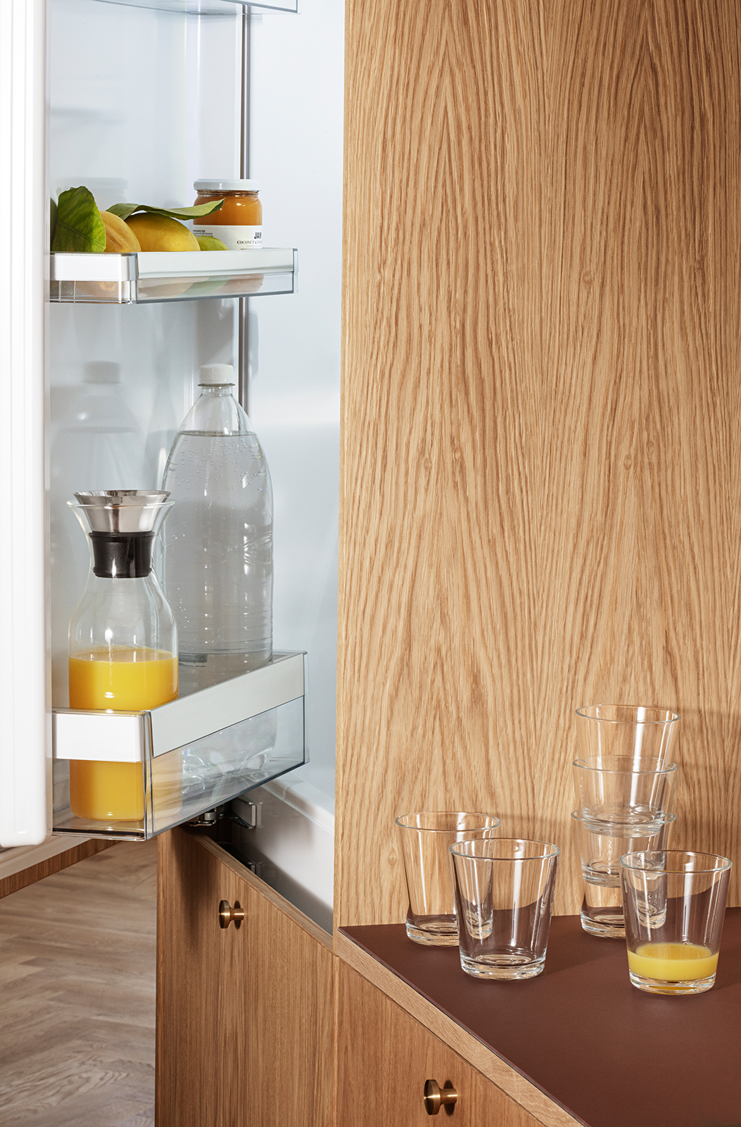 Die Eva Solo Kühlschrankkaraffen passen Dank ihrer schlanken Form perfekt in den Kühlschrank, wie das Bild zeigt.