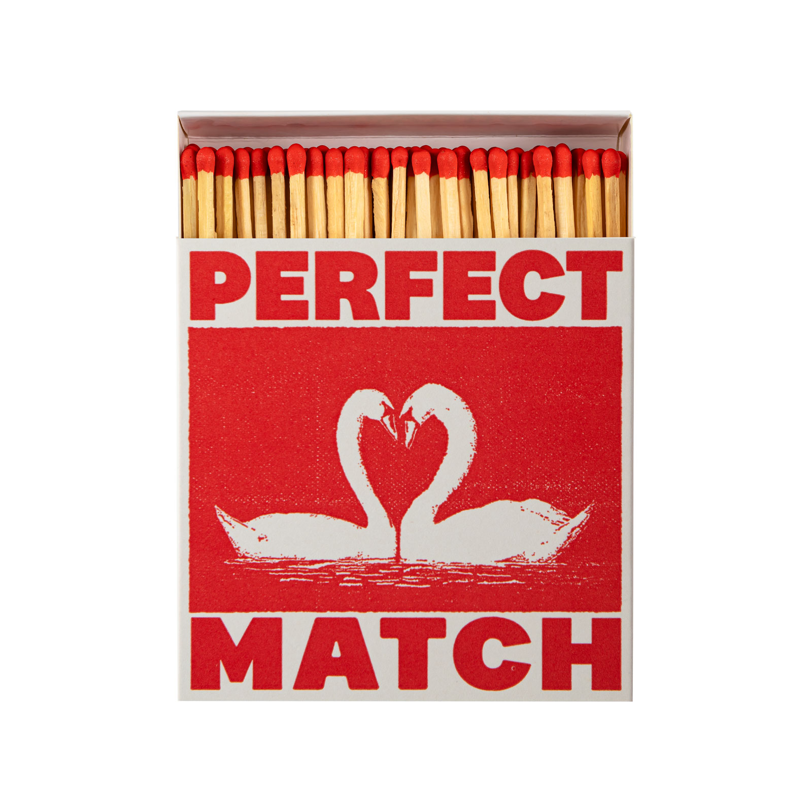 Auf der Packung der streichhölzer I Like You Swans von Archivist sind zwischen den Worten "Perfect Match" in der Mitte zwei Schwäne abgebildet, deren zueinandergeneigte Hälse ein Herz formen. Passend zum roten Druck sind die Streichholzköpfe auch rot.