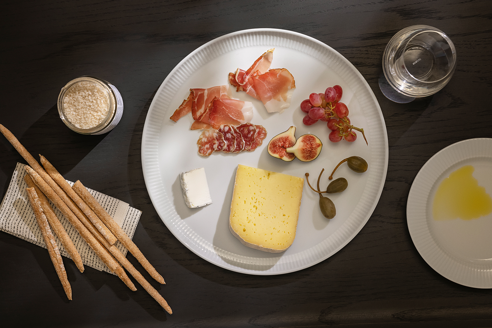 Der Legio Nova Pizzateller umfunktioniert als Käse- oder Antipastiteller.
