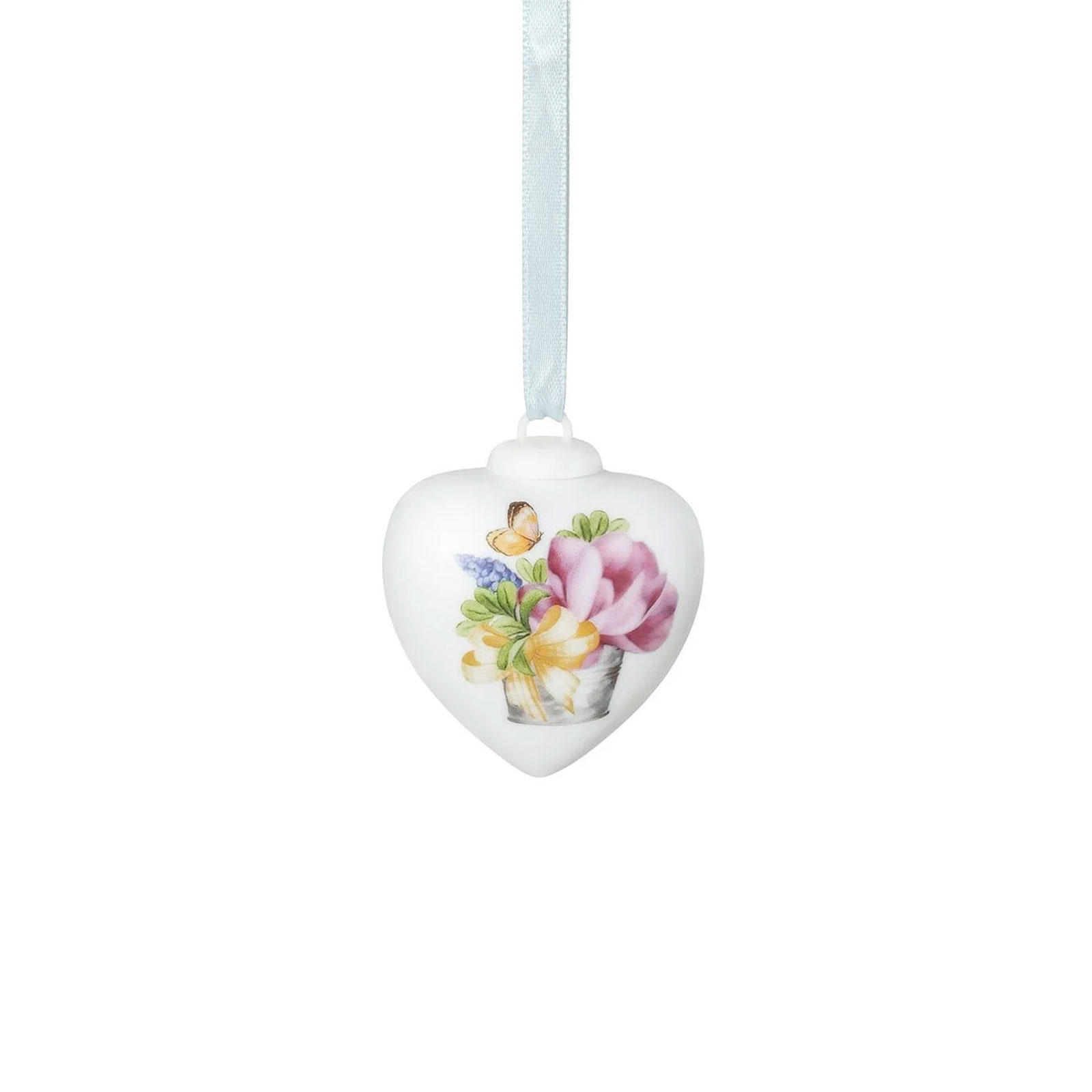 Weißes Porzellanherz, aufgehängt an hellblauem Schleifenband. Vorne drauf abgebldet ist eine pinke Tulpe, die gemeinsam mit einer blauen Perlhyazinthe in einer grauen Vase steckt.