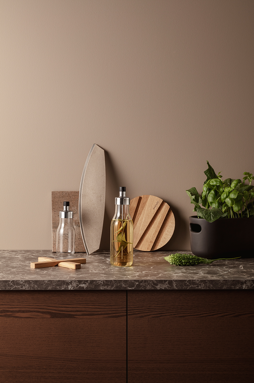 Der My Flavour Dressing Shaker auf einer Küchenarbeitsplatte, zusammen mit anderen Eva Trio Kitchen Accessoires.