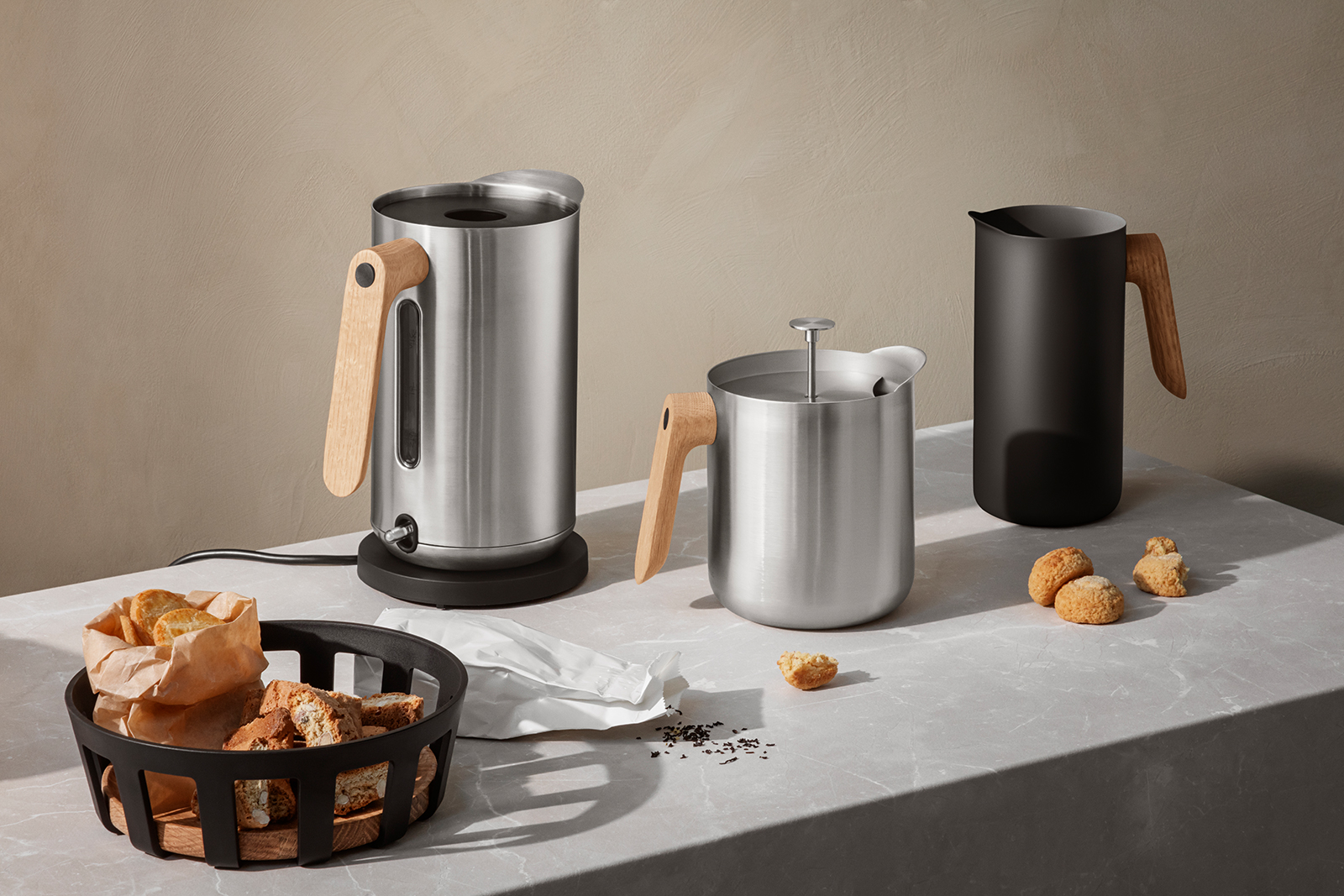 Eine Küchenzeile mit Nordic Kitchen Artikeln u.a. mit dem Wasserkocher in Edelstahl.
