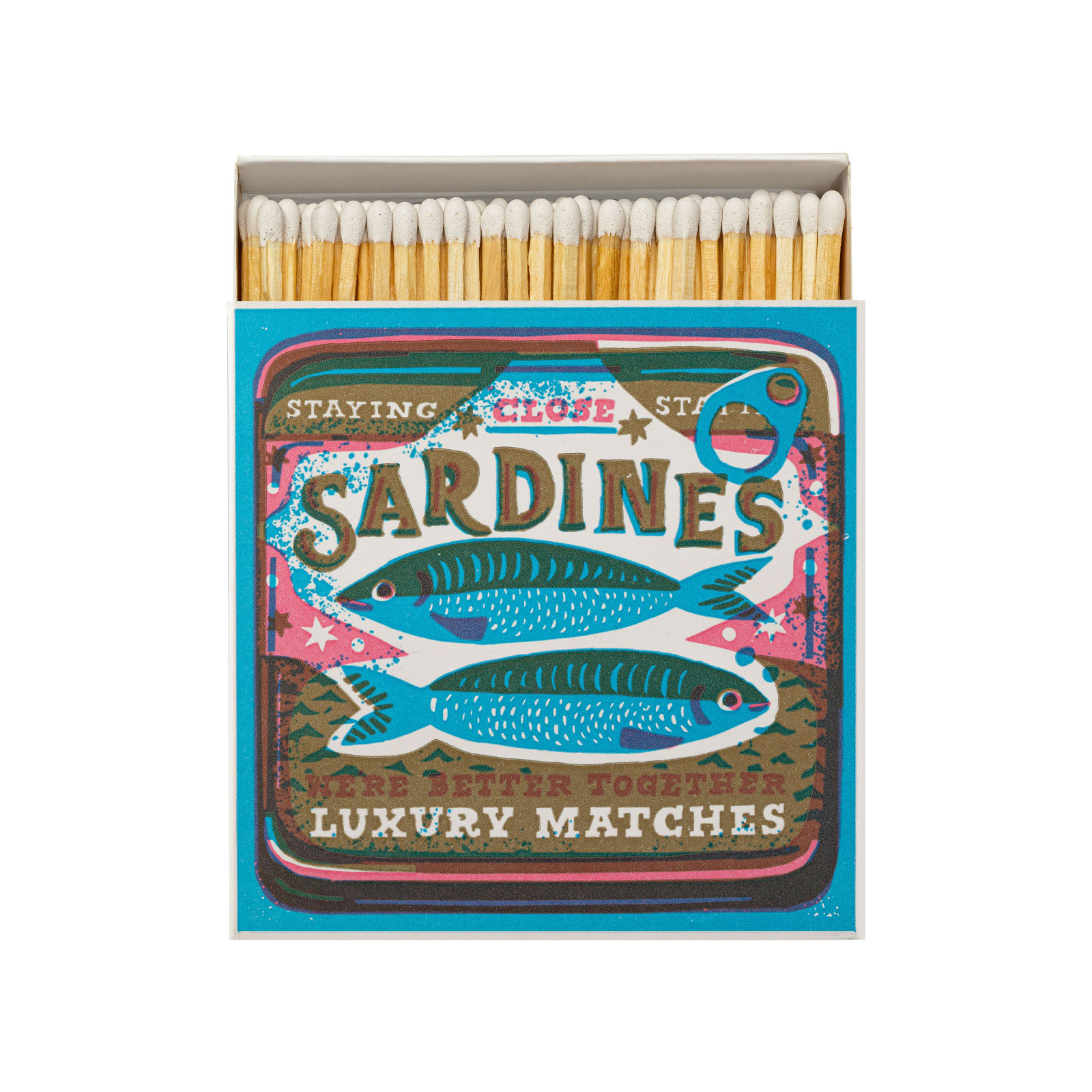 Die Streichhölzer Better Together Sardines befinden sich in einer quadratischen Schachtel, deren Motiv einer Sardinendose nachempfunden ist.