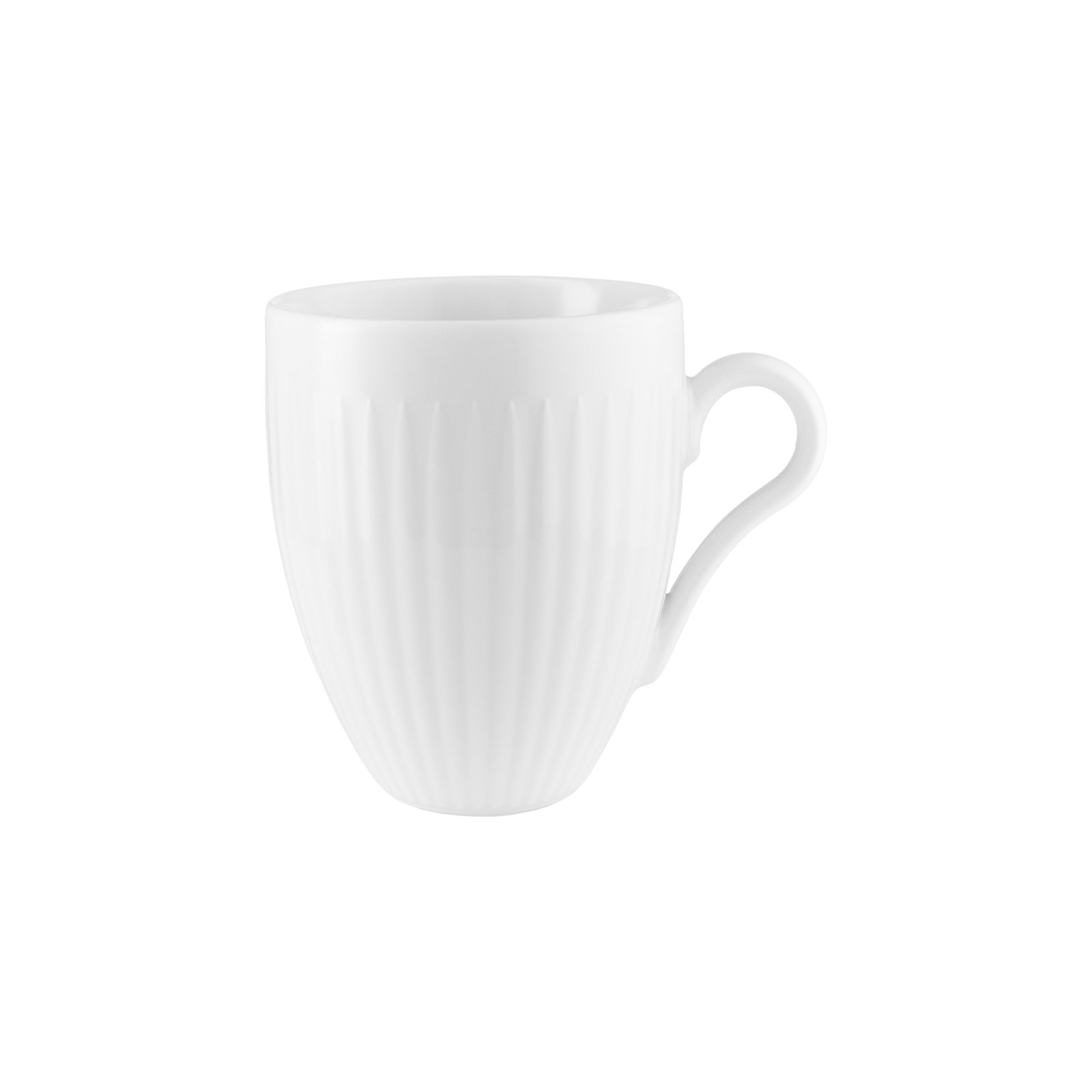 Die Legio Nova Kaffeetasse von Eva Trio ist ein geschwungener Henkelbecher aus weißem Porzellan mit subtilem Rillenmuster auf der Außenseite.