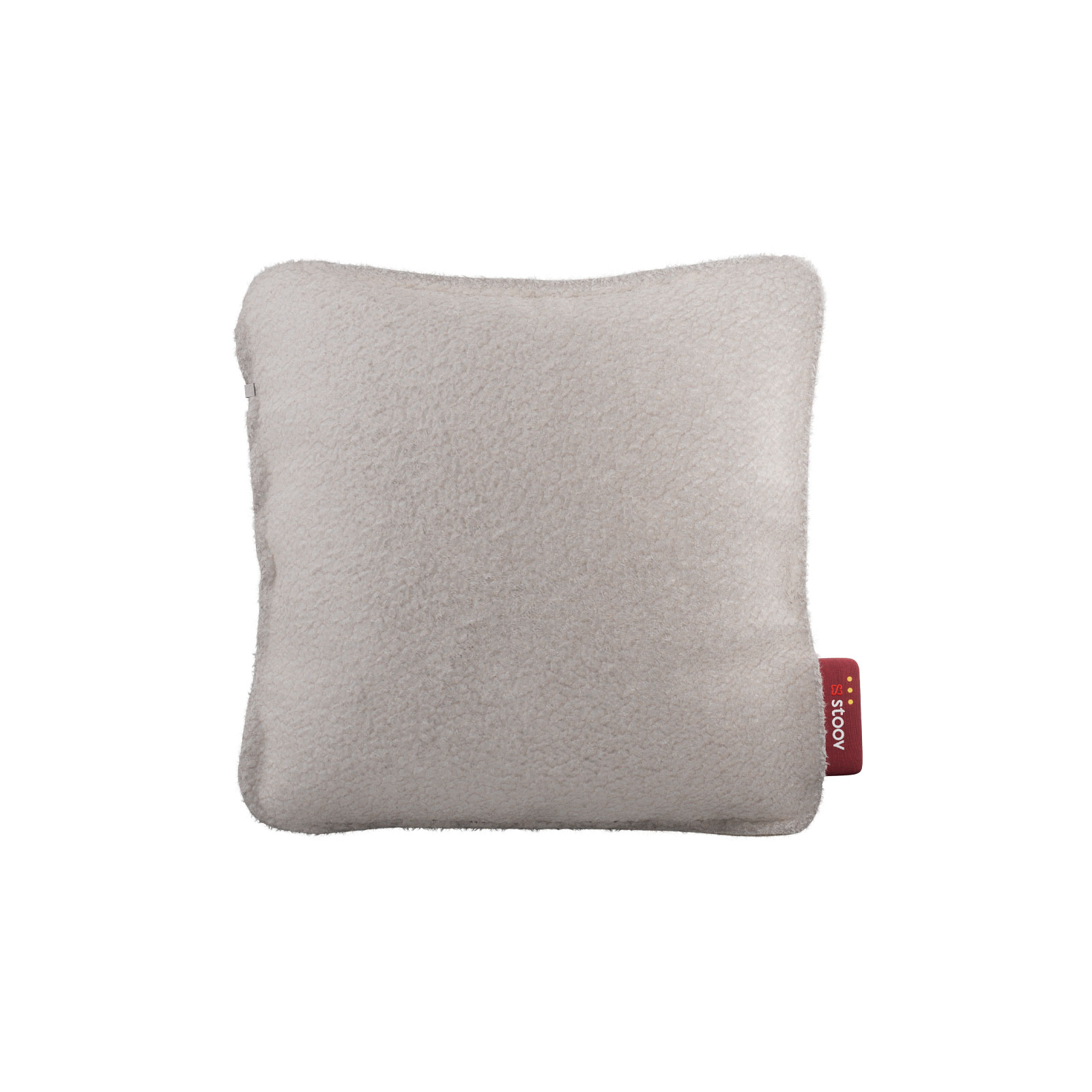Die Vorderseite des Ploov Heizkissens Woolly Off-White von Stoov besteht aus elfenbeinfarbenem Teddystoff. Rechts befindet sich das rote Stoov-Label, mit dem Sie das Kissen bedienen.