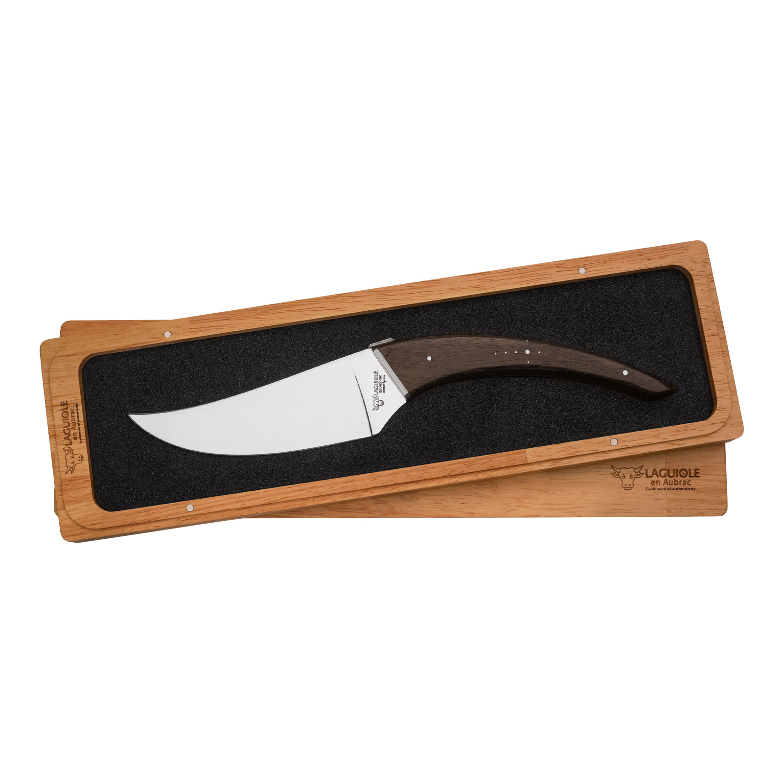 Das Le Buron Käsemesser Wenge von Laguiole en Aubrac mit dunklem Holzgriff liegt gebettet in eine Holzschachtel mit Magnetverschluss.