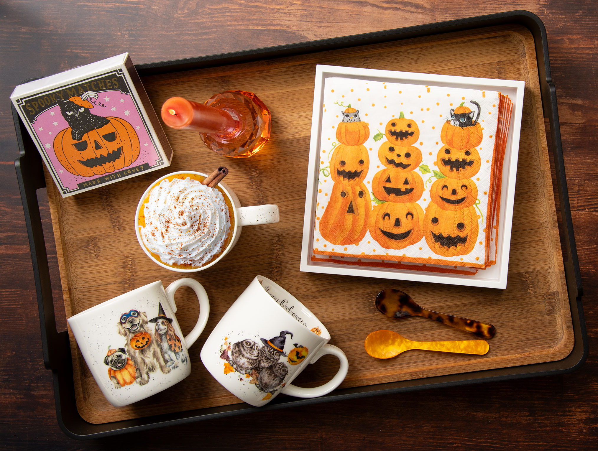 Ein Tablett auf einem Tisch. Auf dem Tablett befinden sich die Archivist Streichhölzer "Spooky Halloween" sowie weitere passende Accessoires für die spooky Season.