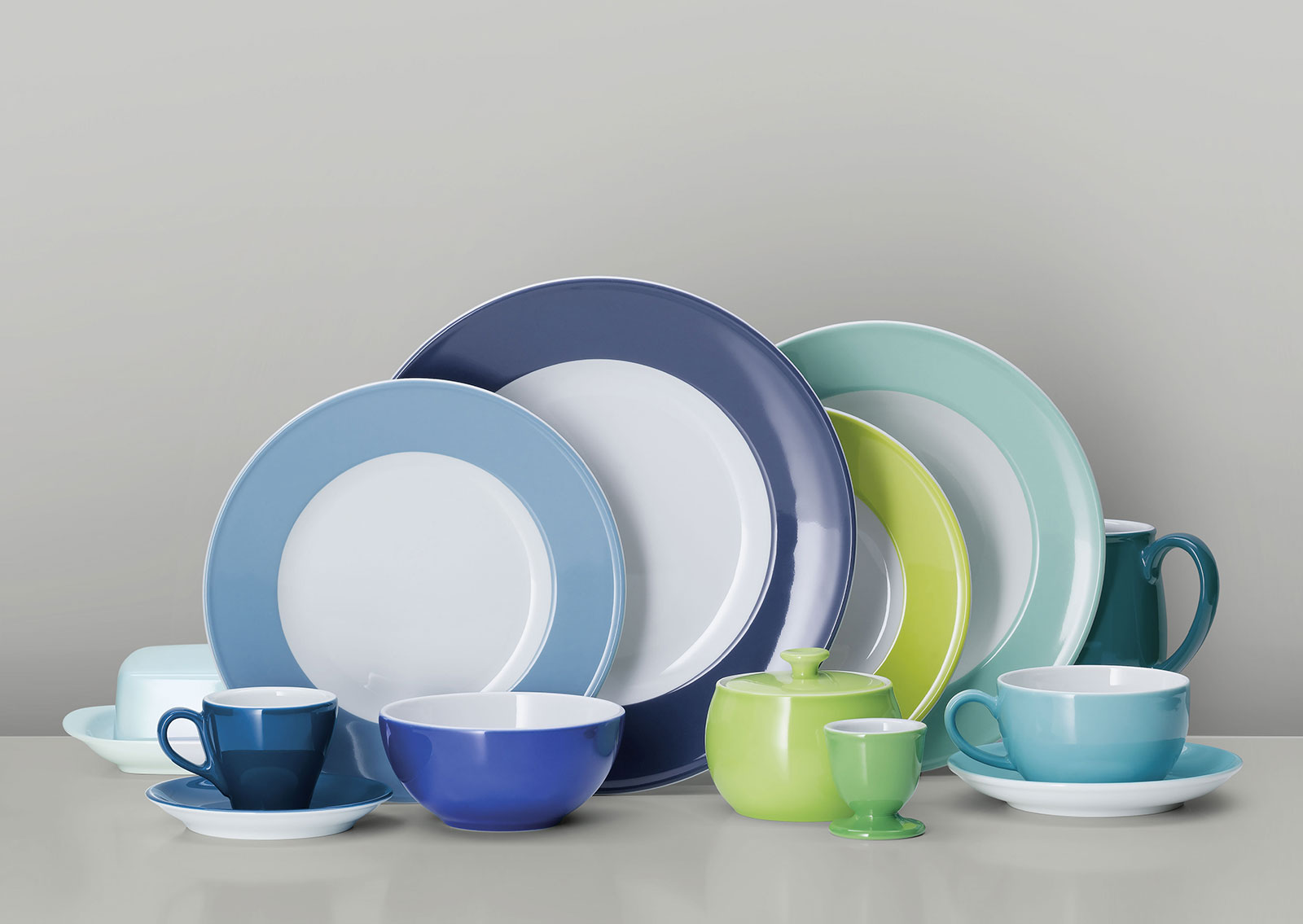Verschiedene Teller, Tassen und weitere Tischaccessoires der Dibbern Solid Color Serie.
