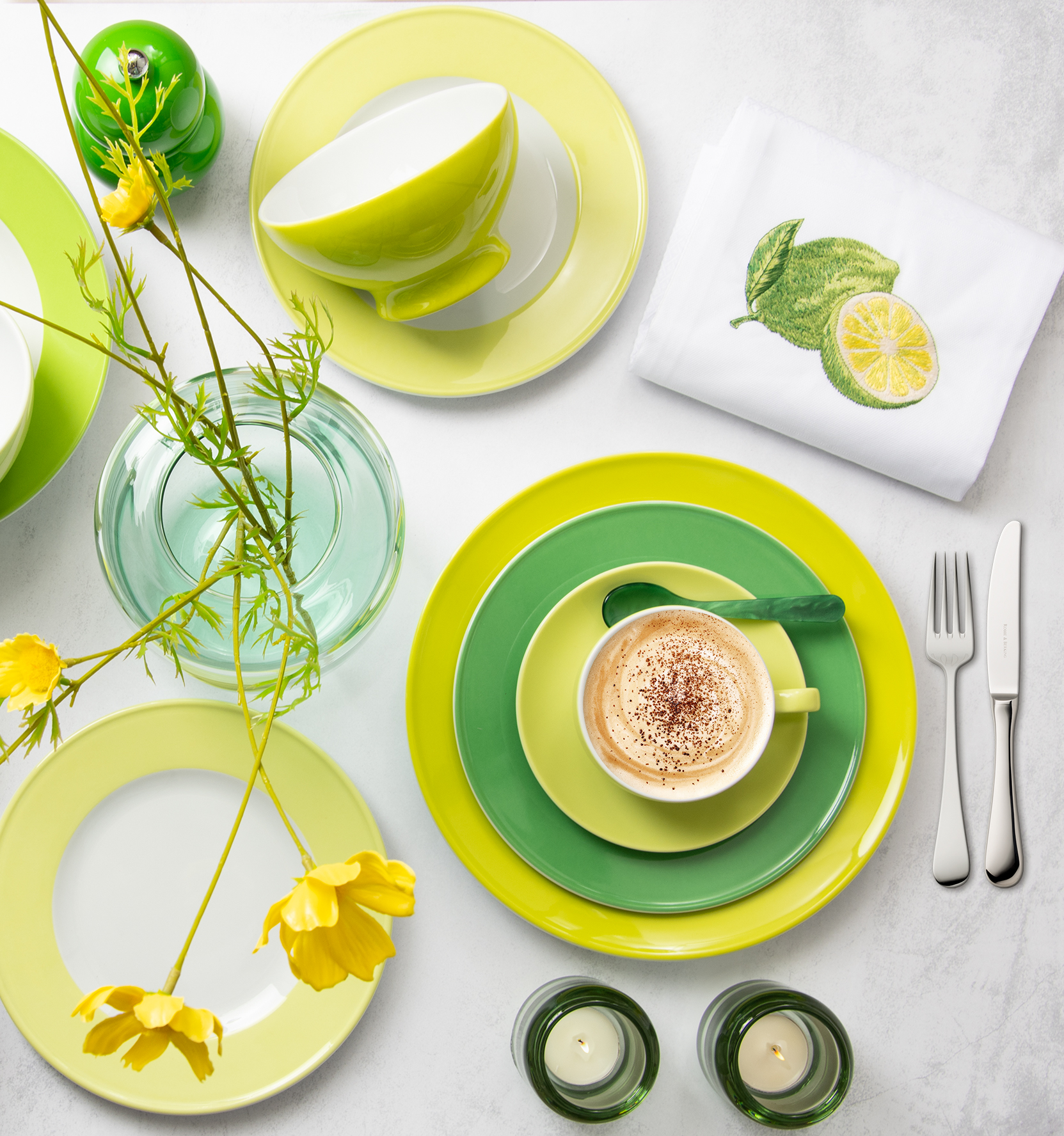 Verschiedene Teller, Tassen und weitere Tischaccessoires der Dibbern Solid Color Serie.