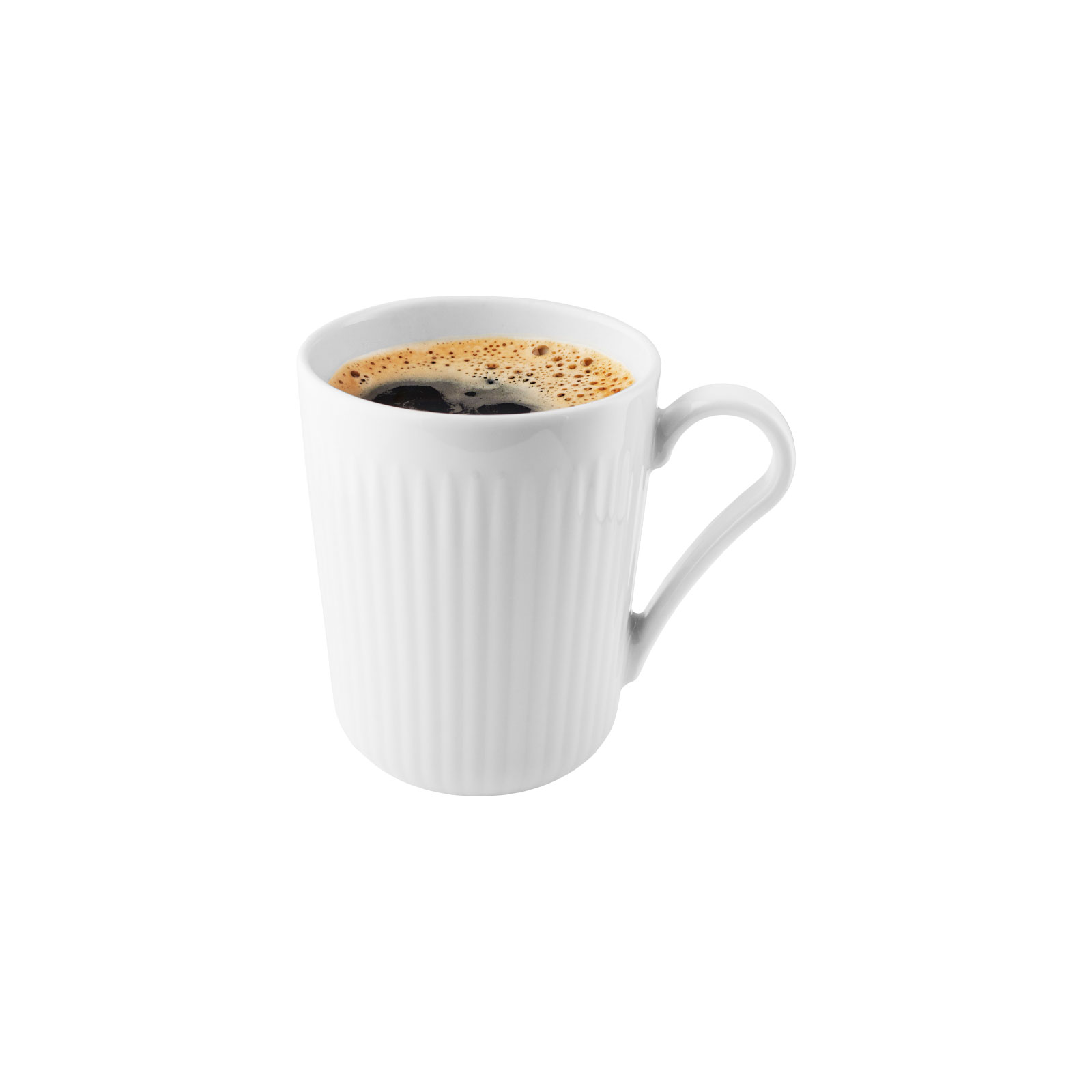 Ein lecker schäumender Kaffee in einem Legio Nova Kaffeebecher von Eva Trio.
