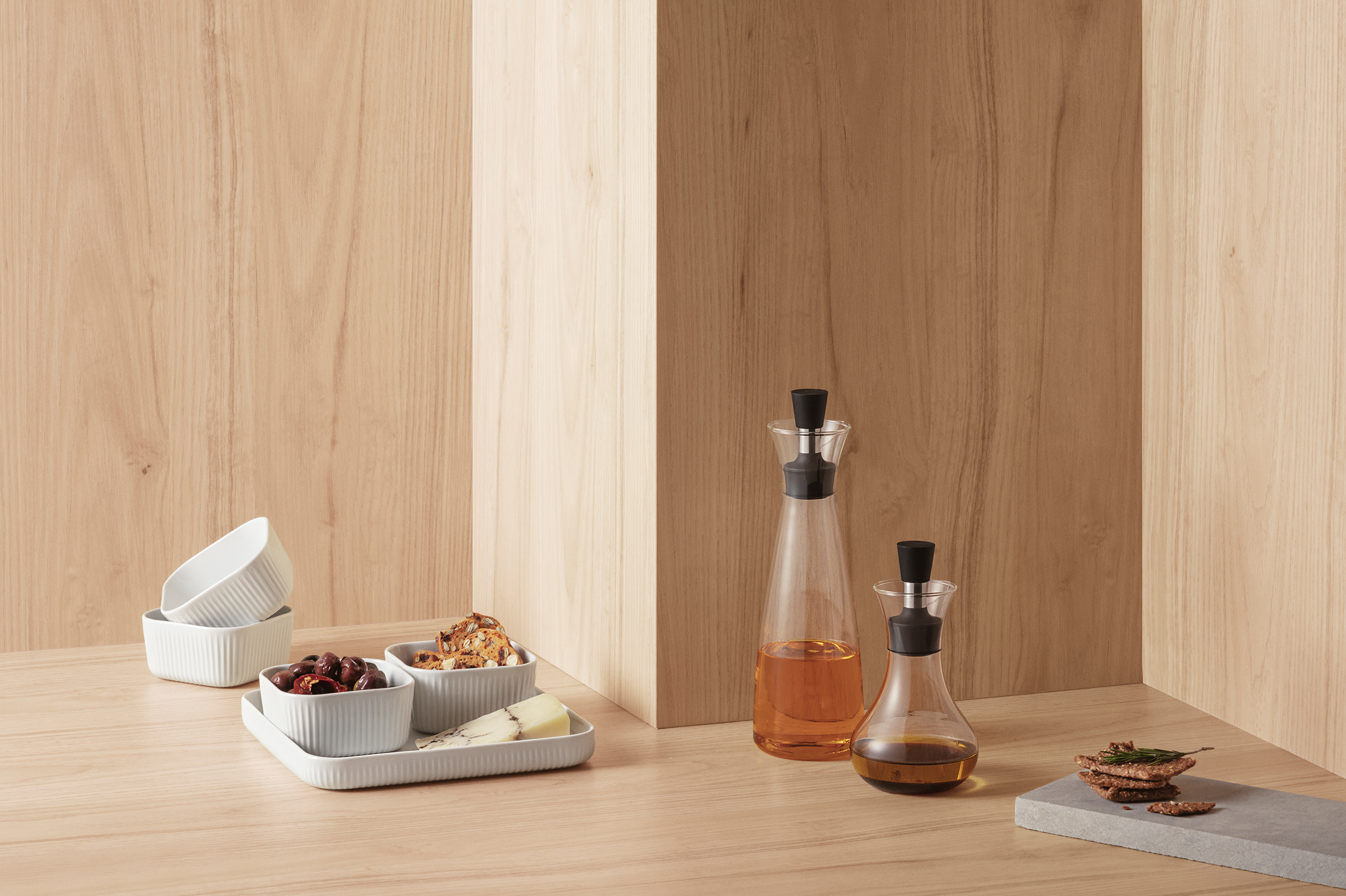 Der Dressingshaker aus Glas auf einer Küchenarbeitsplatte zusammen mit weiteren Eva Trio Kitchen Accessoires.