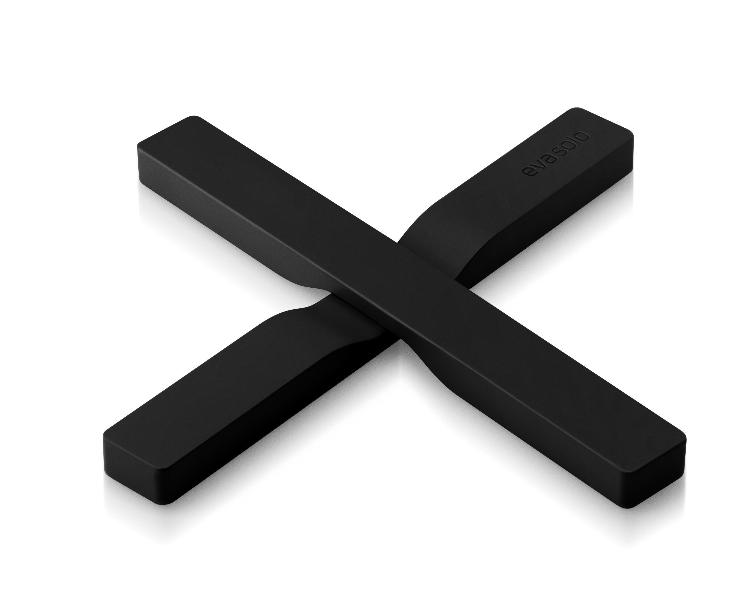 Der magnetisch Eva Solo Untersetzer in schwarz in ausgeklappter X- oder +-Form.