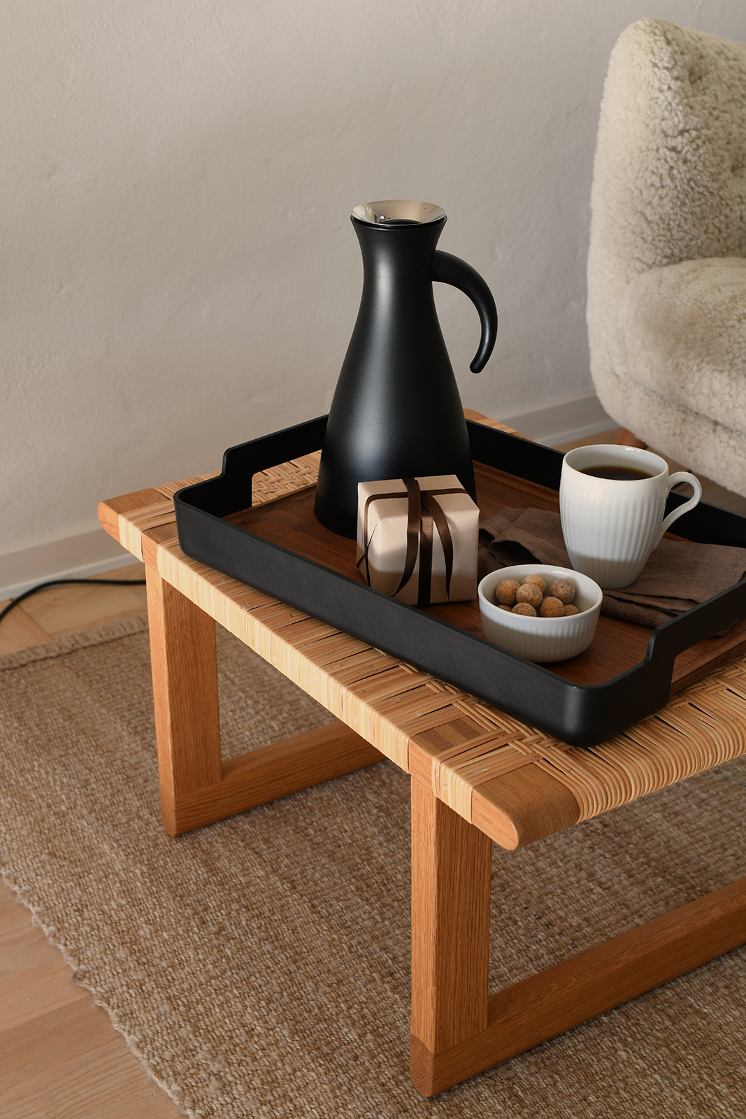 Ein Beistelltisch aus Holz, auf dem das Nordic Kitchen Tablett steht. Das Tablett ist mit Kaffeeutensilien bestückt.