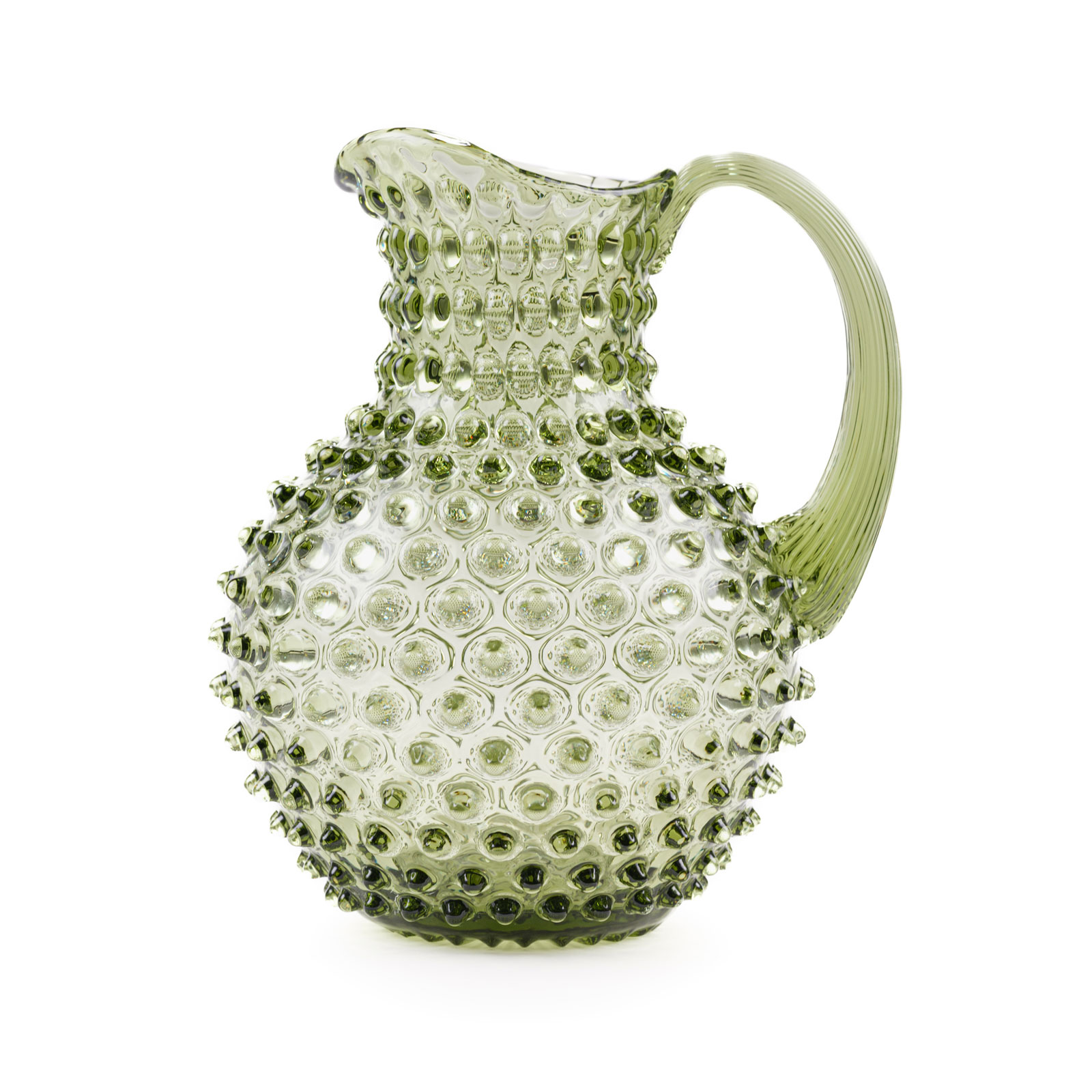 Der Paris Hobnail Krug Olive Green von Anna von Lipa ist ein grüner Glaskrug mit bauchiger Form und kleinen Knubbeln auf der Oberfläche.
