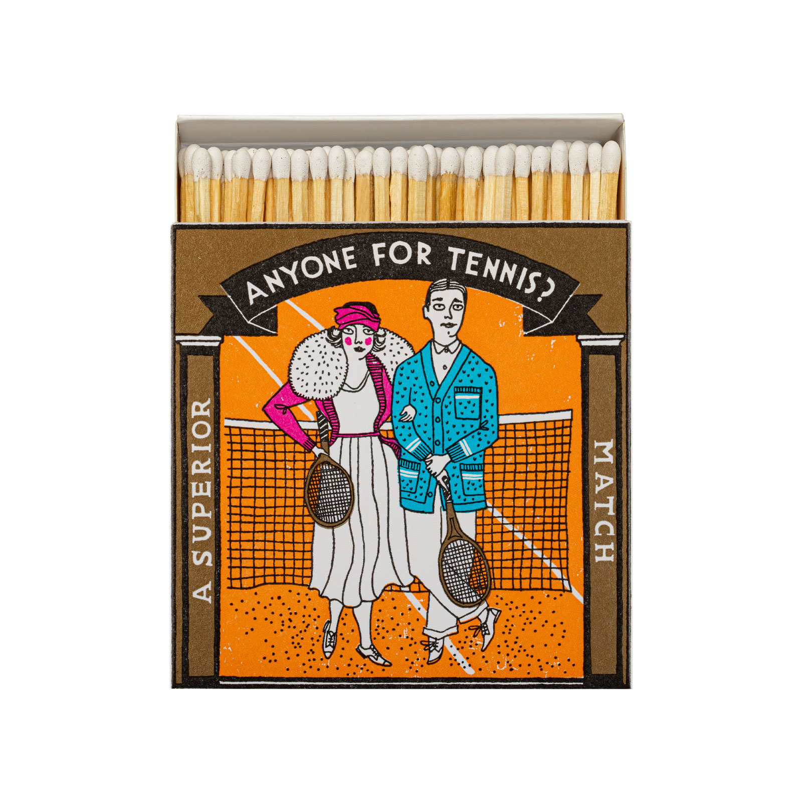 Auf der Schachtel der Streichhölzer Anyone for Tennis von Archivist ist im Vintage-Look ein Paar mit Tennisschlägern in der Nähe eines Tennisfeldes abgebildet.