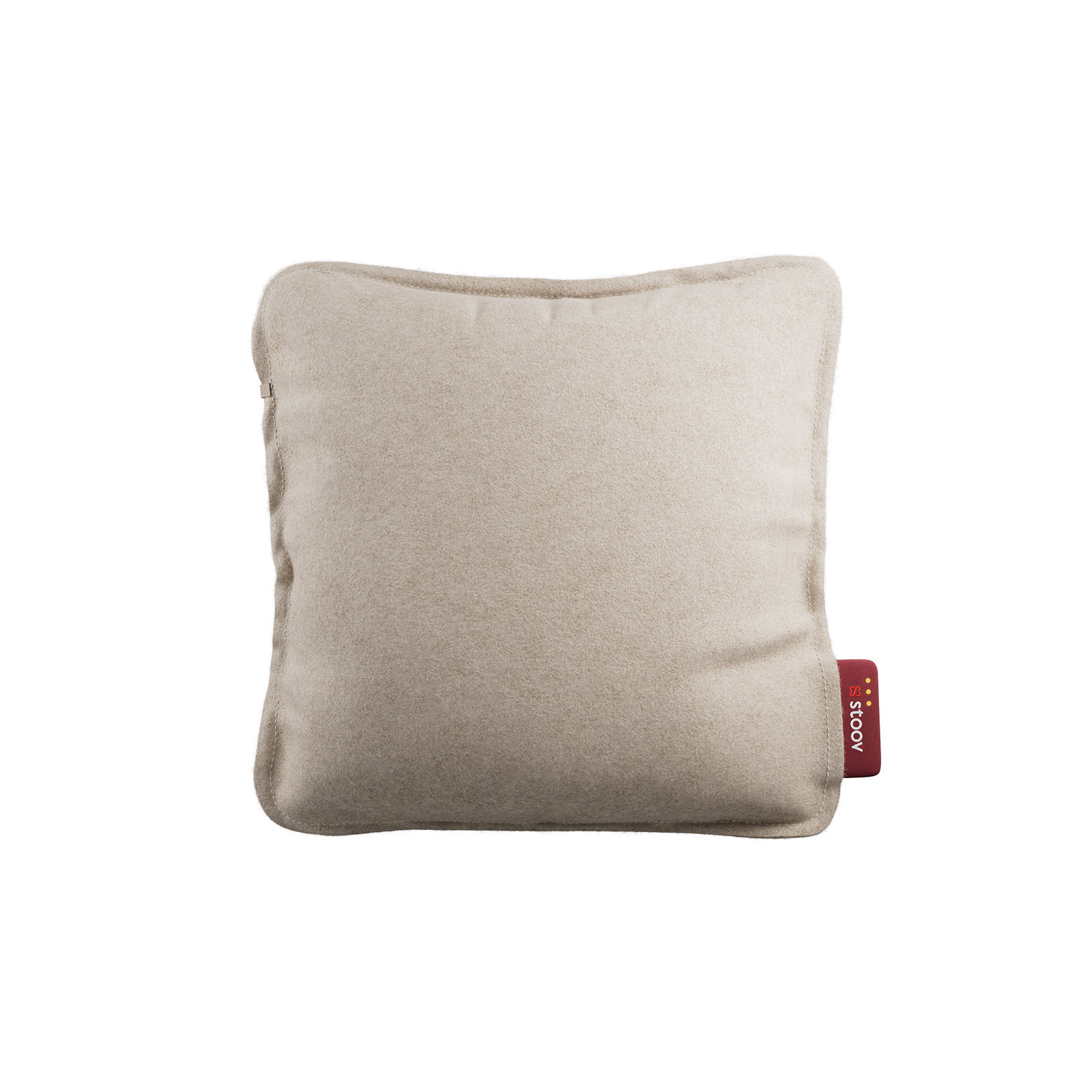 Das Ploov Heizkissen Beige von Stoov ist ein quadratisches Heizkissen, bezogen mit hellbraunem Stoff und mit einem roten Bedienungselement unten rechts.