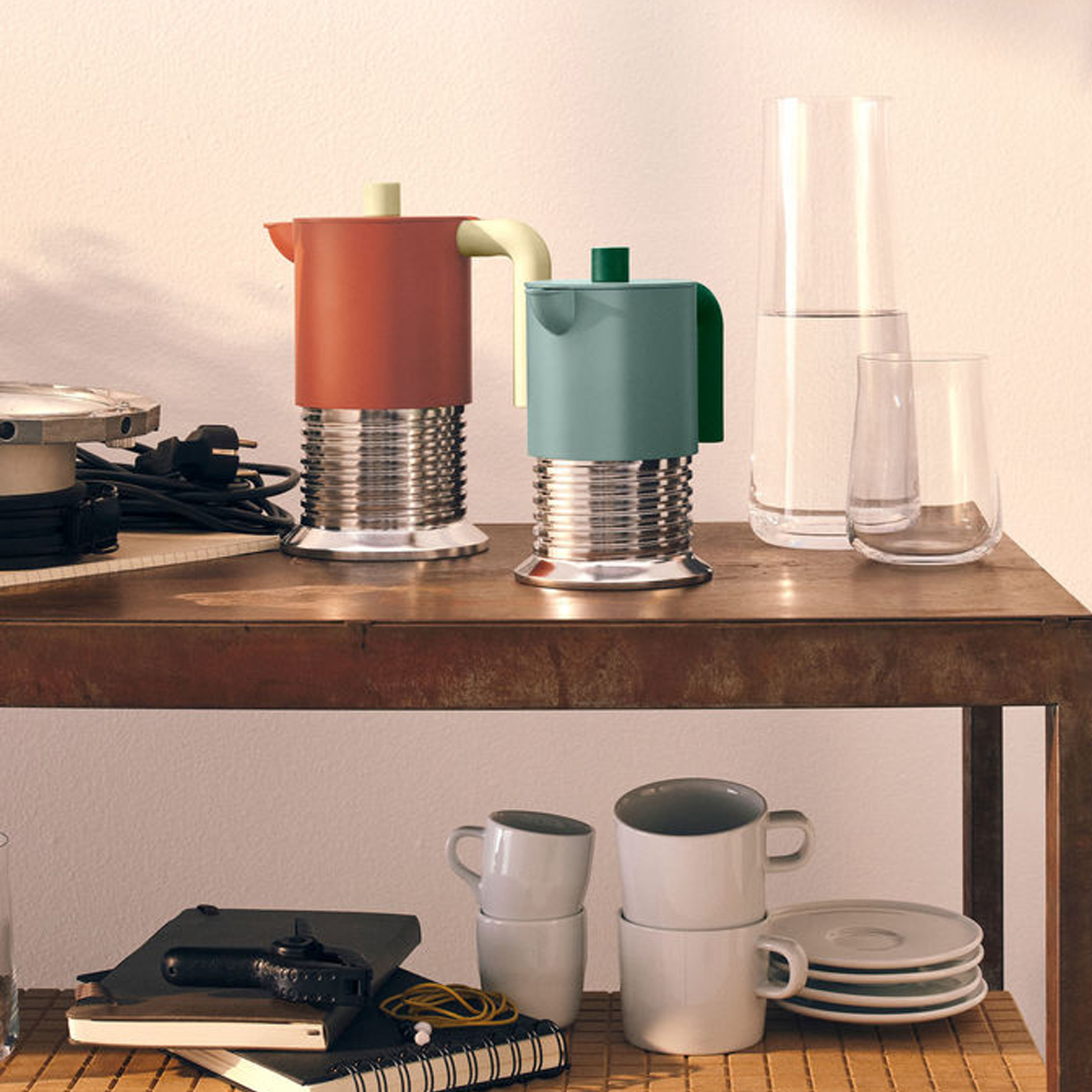 Alessi VITE Espressokocher in braun von Philippe Malouin auf einem offenen Regal.