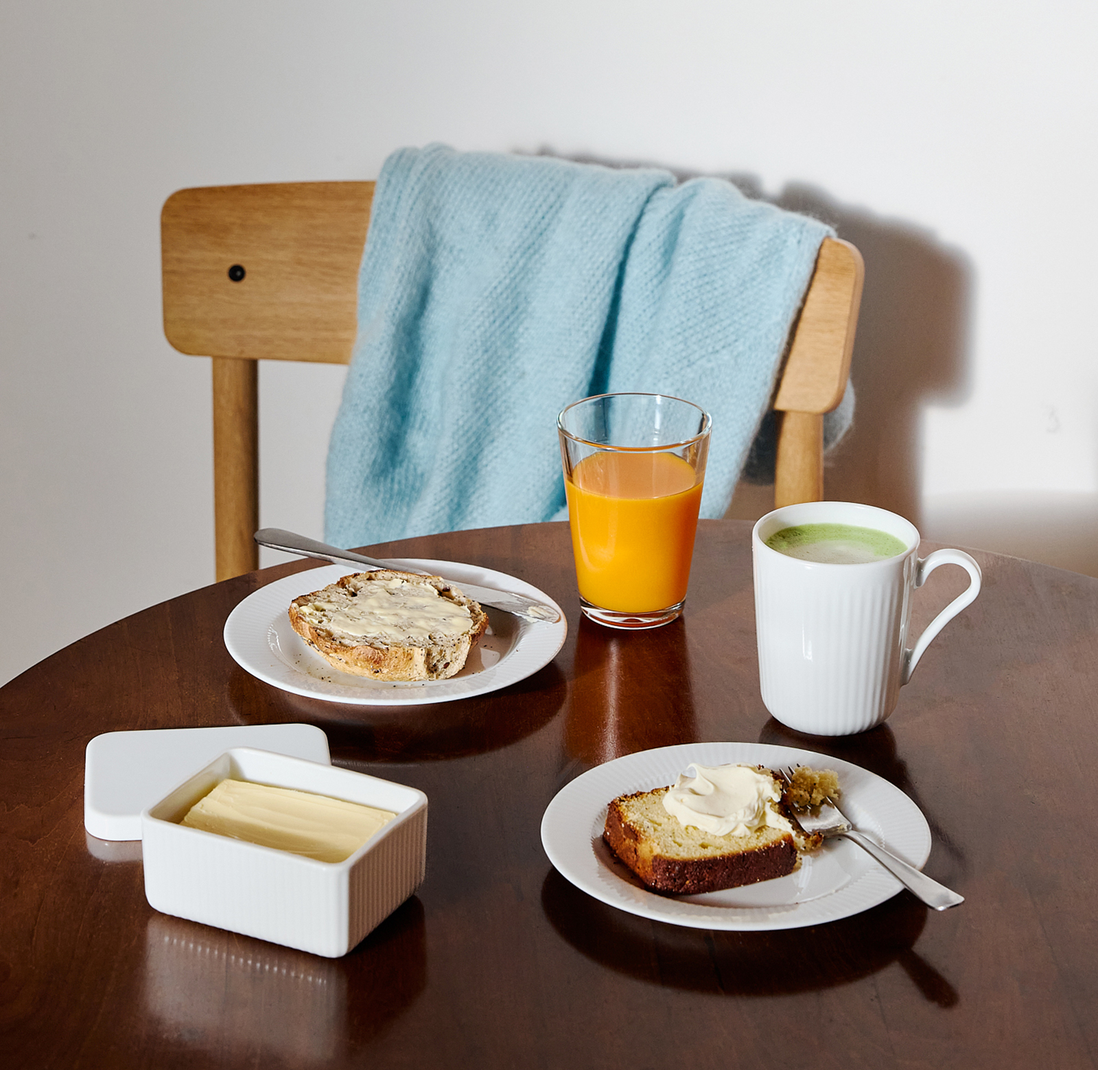Ein gedeckter Frühstückstisch mit einem der Legio Nova Henkelbecher, gefüllt mit Matcha-Latte.
