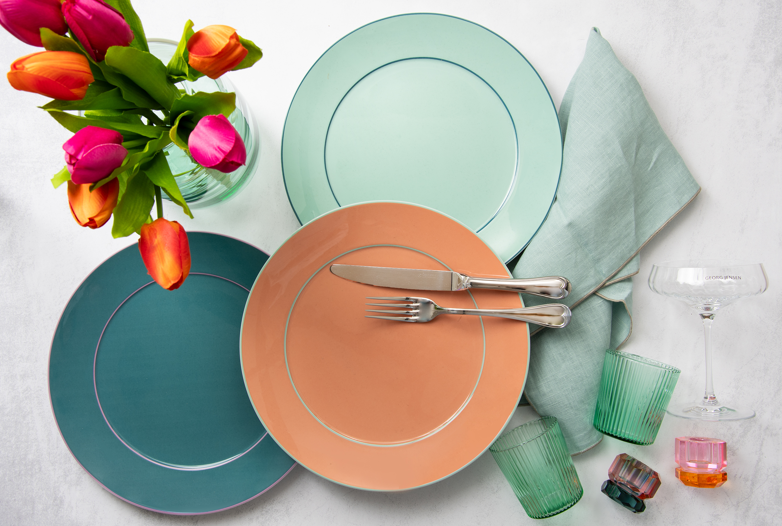 Verschieden farbige Meissen Urban Colors Teller als Stimmungsbild zusammen mit anderen Tischaccessoires auf einem Tisch dekoriert.