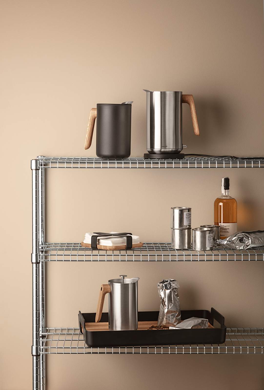 Ein Metallregal, das mit Eva Trio Nordic Kitchen Produkten befüllt wurde.