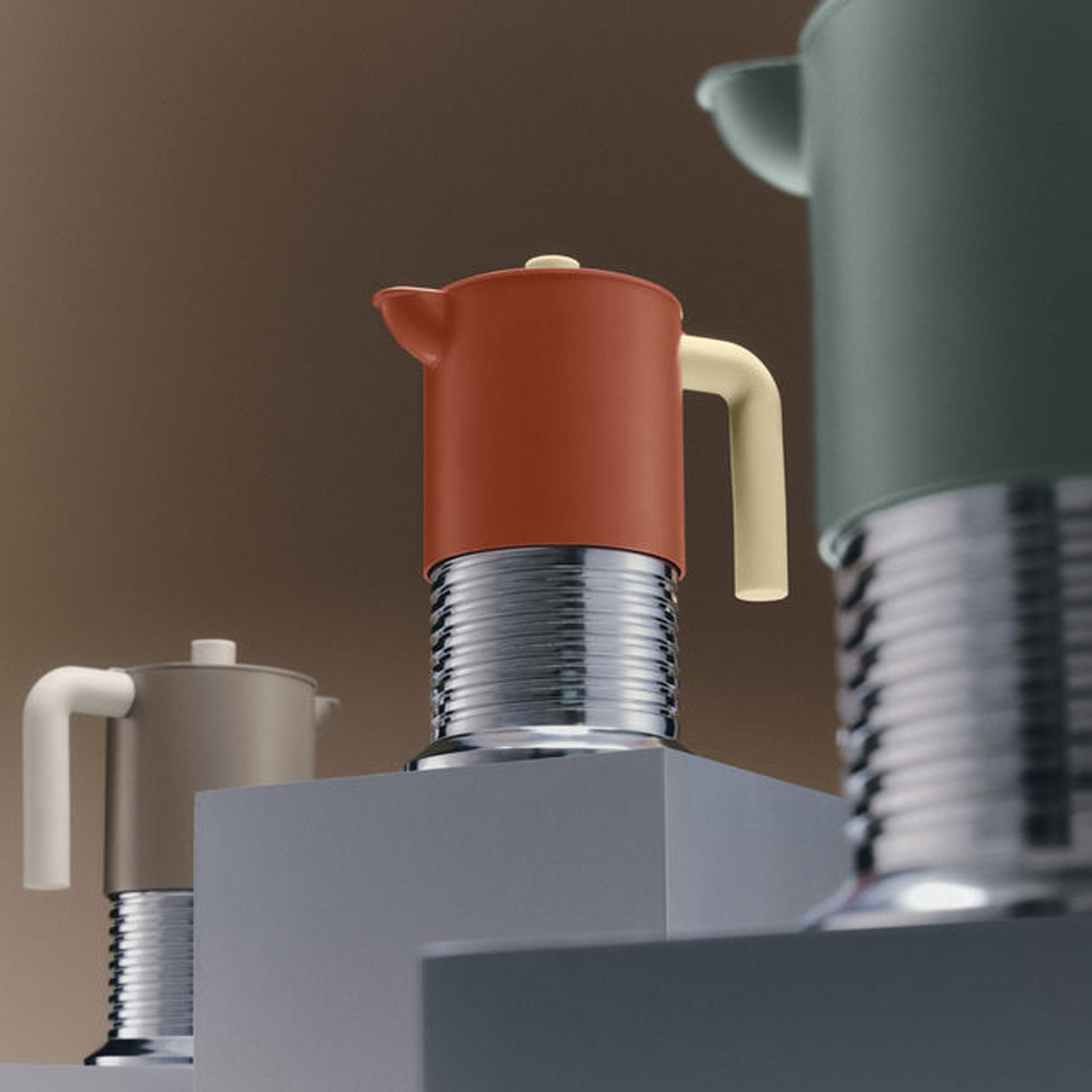 Alessi VITE Espressokocher in grau von Philippe Malouin auf einem Podest.