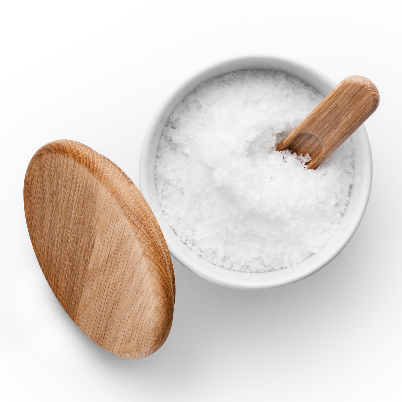Die Salzdose aus Vogelperspektive mit geöffnetem Deckel und mit Salz gefüllt.