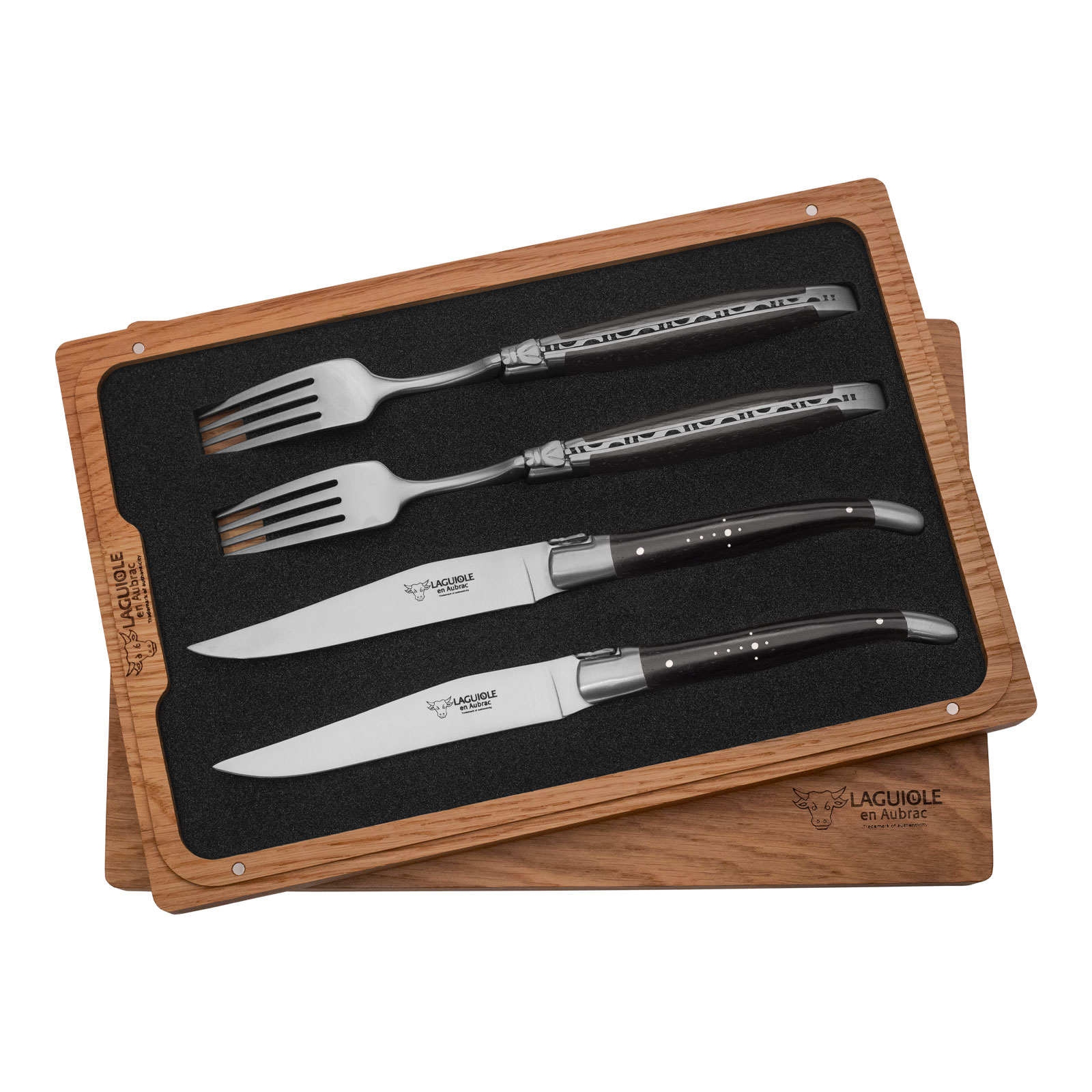 Das Steakbesteck 4-teilig Ebenholz von Laguiole en Aubrac liegt eingebettet in eine Holzschachtel mit Magnetverschluss. Es besteht aus je zwei Steakgabeln und Steakmessern mit Griffschalen aus Ebenholz.