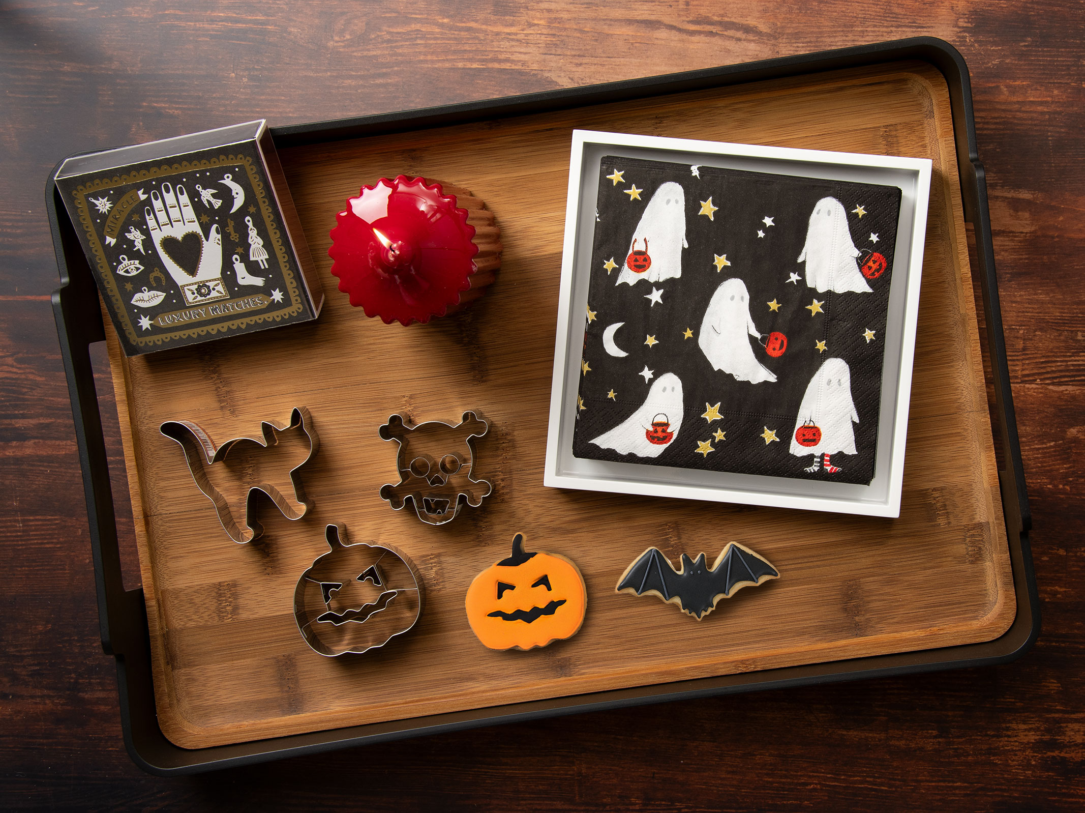 Ein Tablett auf einem Tisch. Auf dem Tablett befinden sich u.a. die Caspari Servietten "Ghouls Night Out" sowie weitere passende Accessoires für die Halloween Zeit.