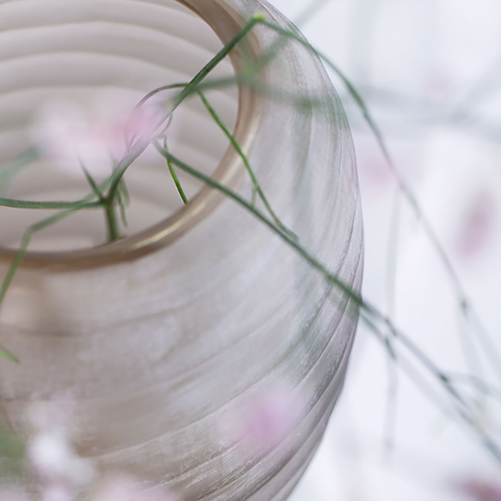 Detailansicht der Belly Vase XL smokegrey von Guaxs.