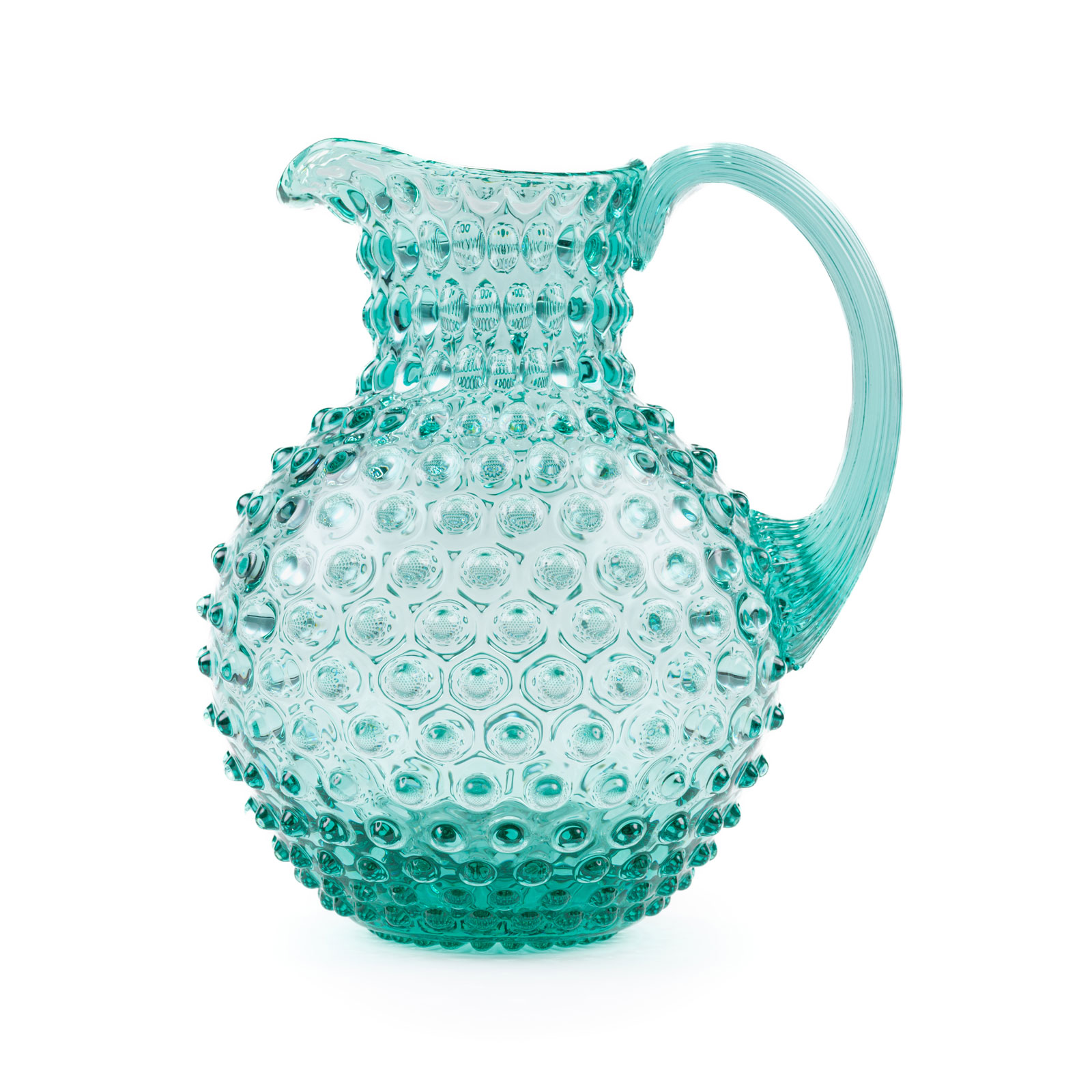 Der Paris Hobnail Krug Beryl von Anna von Lipa besteht aus türkisem Glas und hat eine bauchige Form mit kleinen Knubbeln auf der Oberfläche.