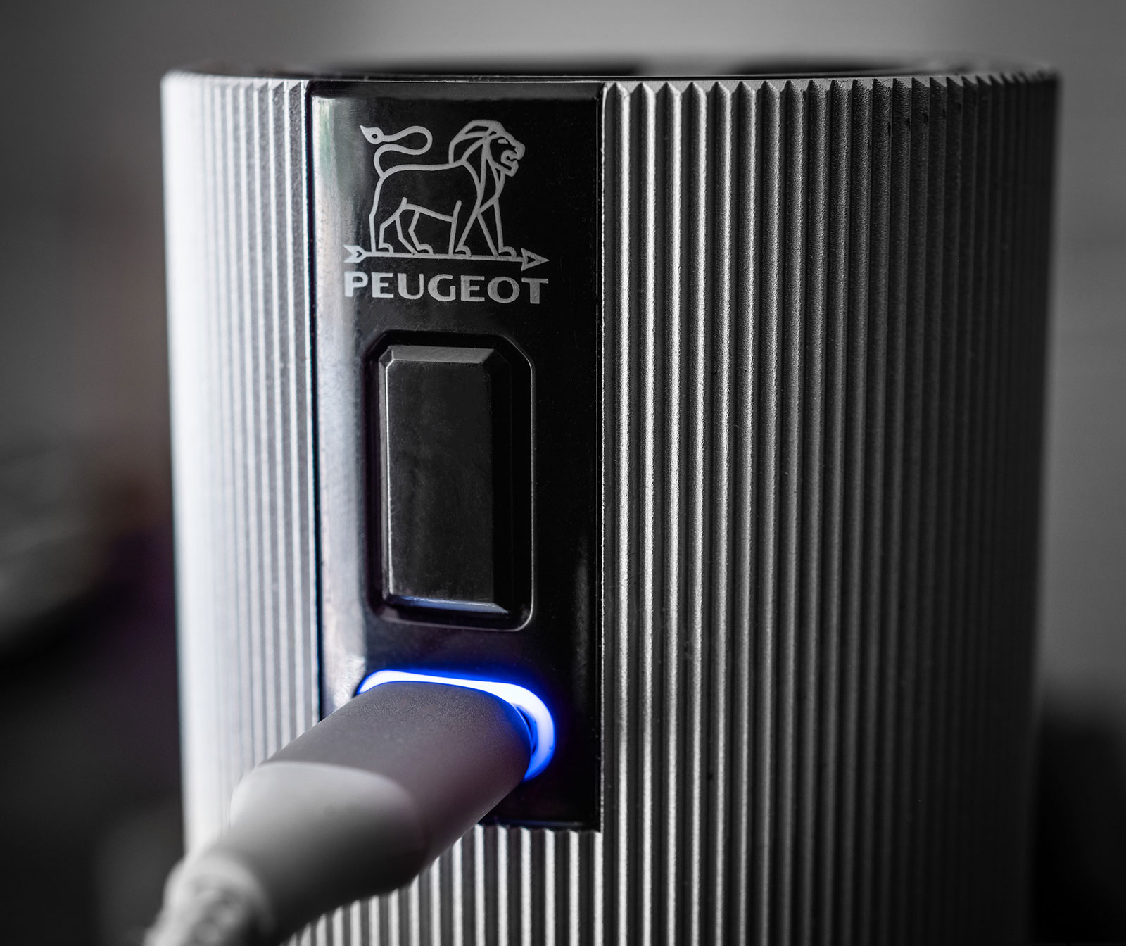 Eine Nahaufnahme zeigt, wie das Ladekabel in der USB-Buchse der Salzmühle steckt. Sie gibt ein hellblaues Licht ab, um zu zeigen, dass sie gerade läd.