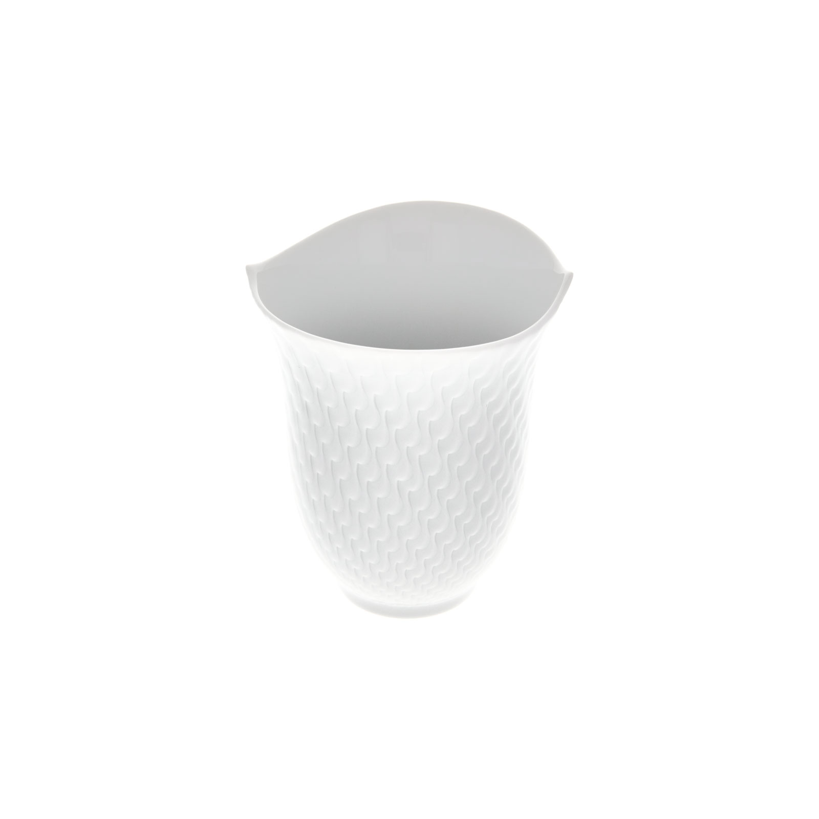 Der Wellenspiel Relief Becher von Meissen ist ein strukturierter Porzellanbecher ohne Henkel und mit einem wellenartig geschwungenen oberen Rand.