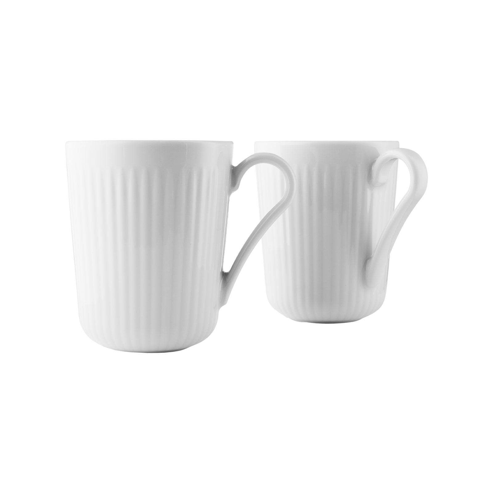 Die Henkelbecher aus dem 2er Set Legio Nova Kaffeebecher von Eva Trio bestehen aus weißem Porzellan mit subtilem Rillenmuster.