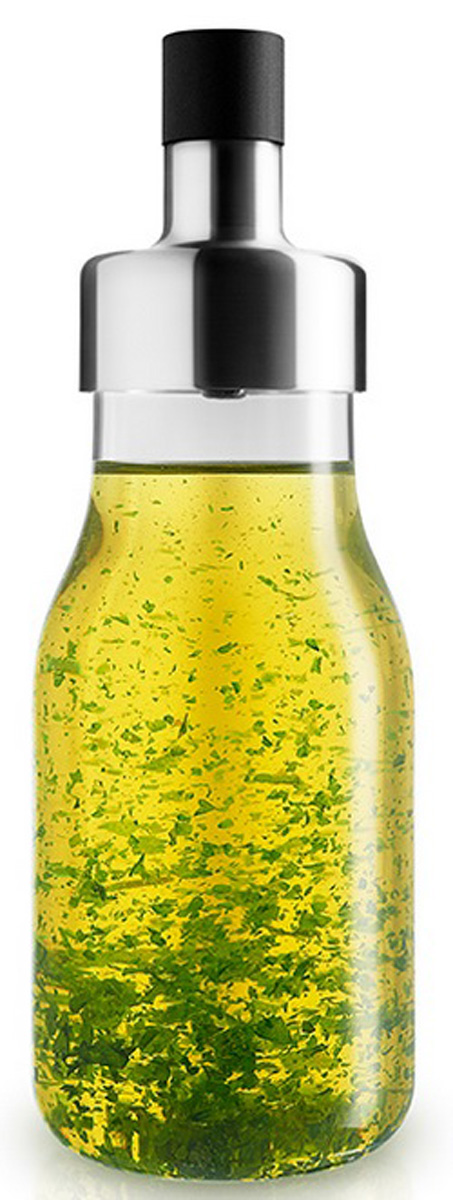 Der Shaker mit Kräuterdressingfüllung.