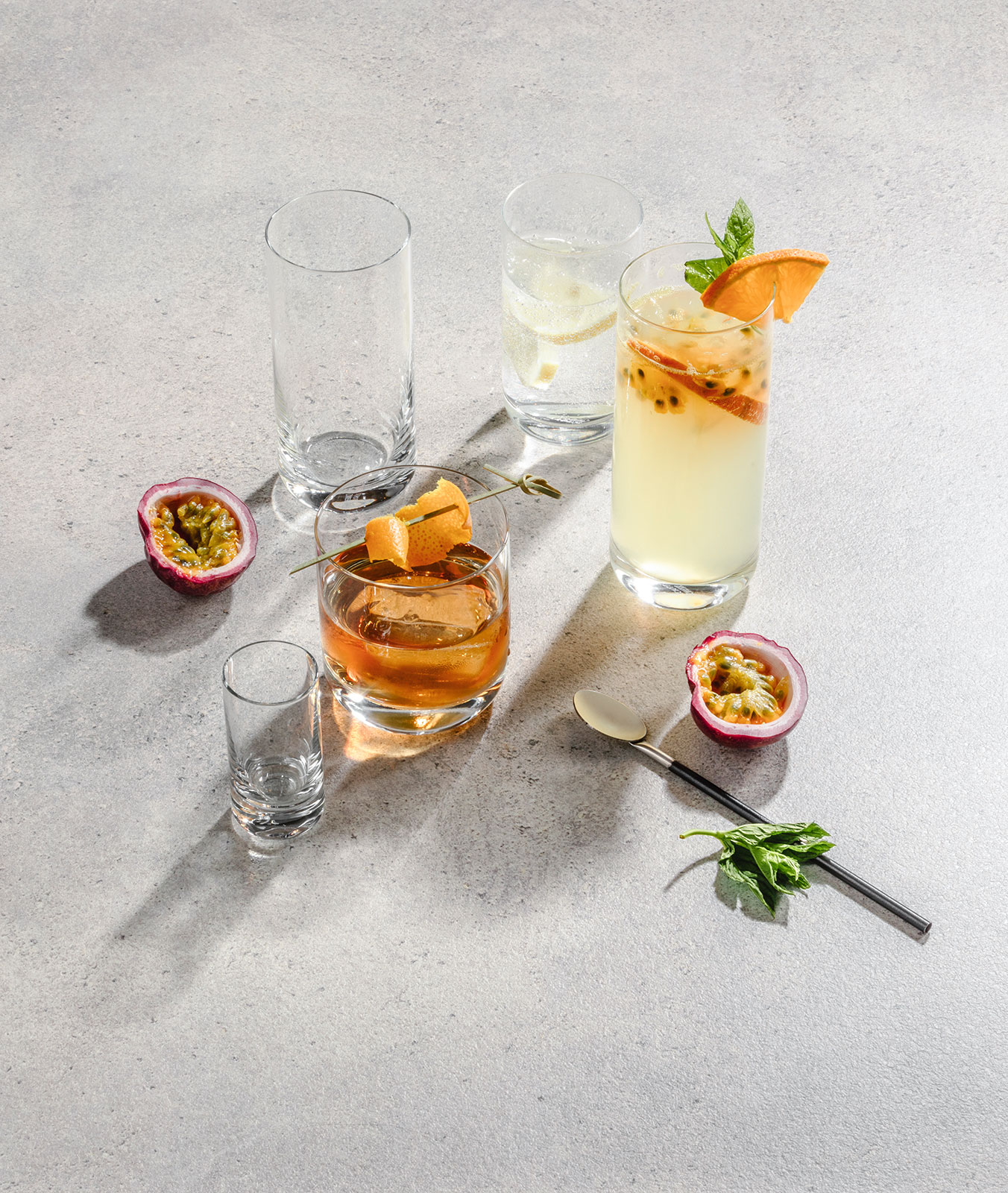 Draufsicht auf einige Cocktails in Gläsern der Serie Simple von Schott Zwiesel. Sie sind zubereitet mit frischen Früchten und einige Zutaten liegen noch verstreut um sie herum.