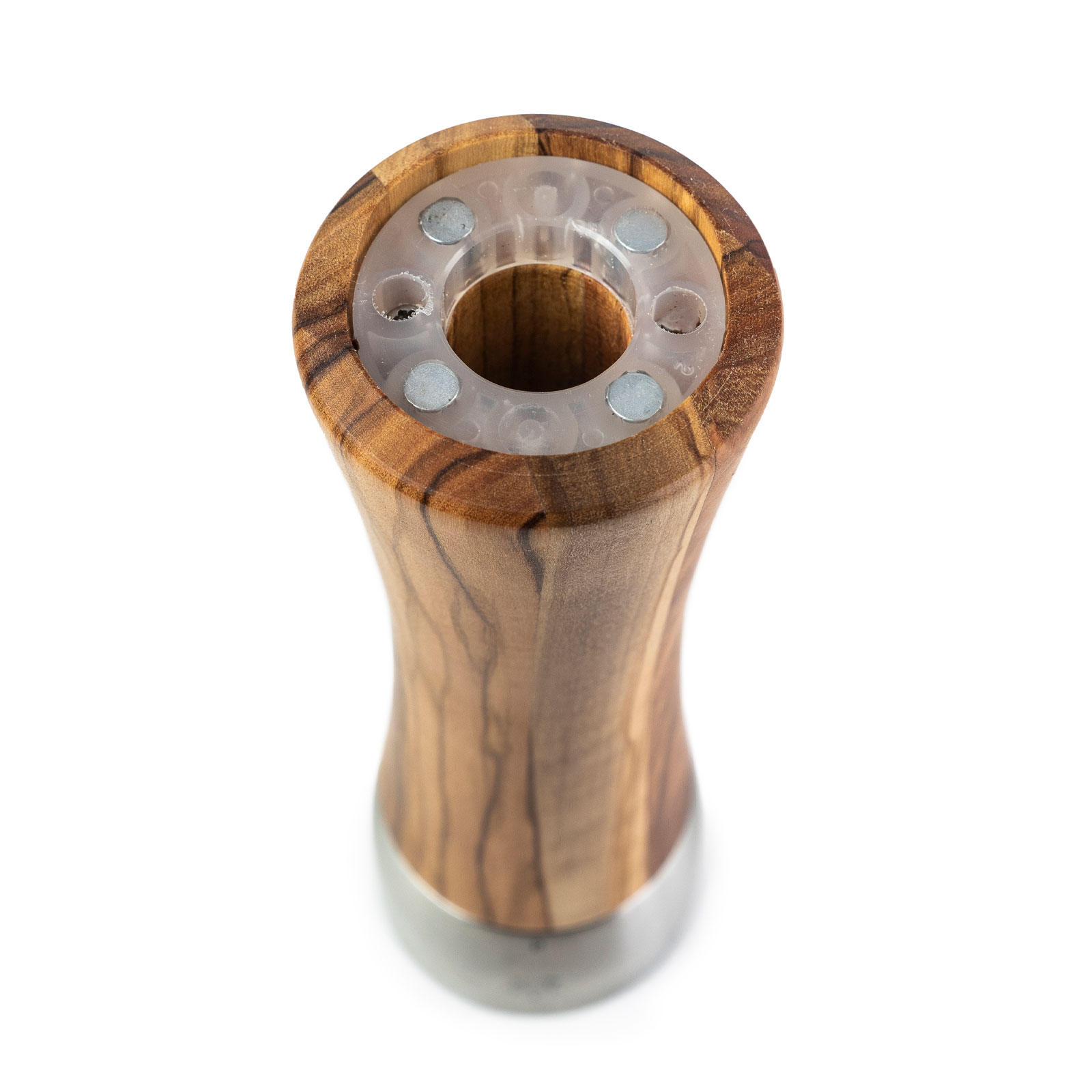 Draufsicht auf die Öffnunf, durch die neues Salz eingefüllt wird. Sie wird verschlossen durch einen magnetischen Deckel.