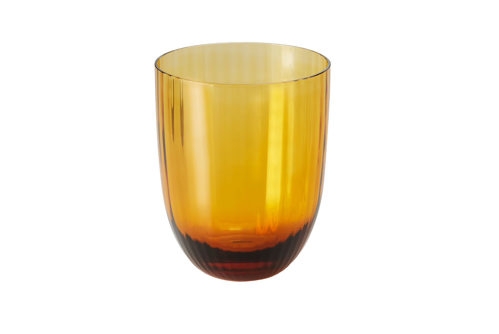 Das Como Glas 0,25ltr. bernstein von Dibbern ist ein orangefarbenes Trinkglas mit einer gerillten Oberflächenstruktur.