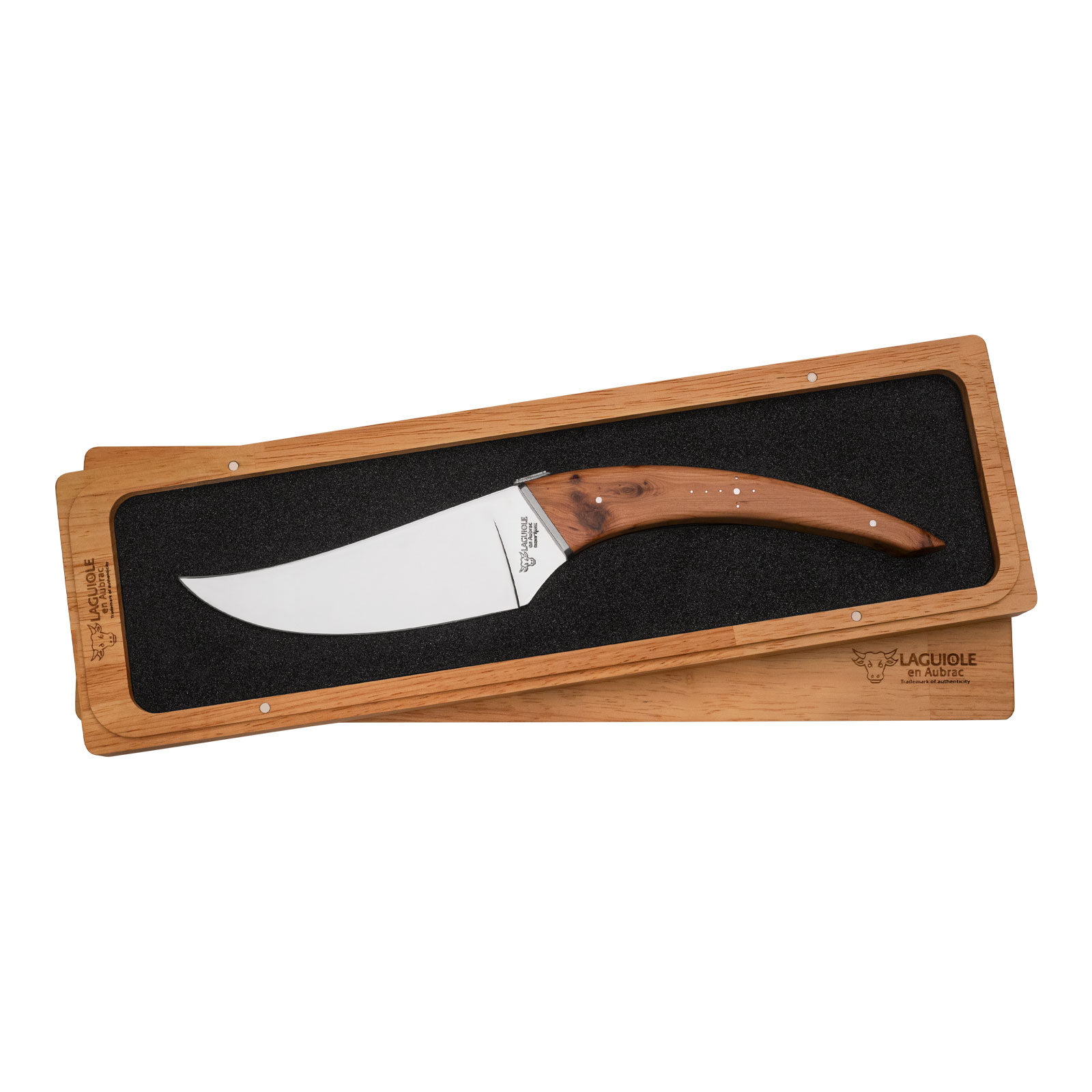 Das Le Buron Käsemesser Wacholder von Laguiole en Aubrac mit braunem Holzgriff liegt gebettet in eine Holzschachtel mit Magnetverschluss.